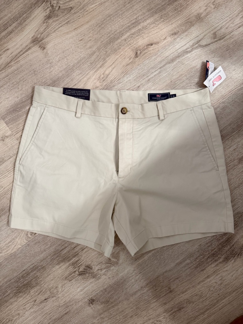 Vineyard Vines Men's Cargo Shorts in Light Cream